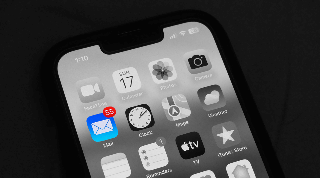 Un téléphone en noir et blanc où seule l'appli de messagerie est en couleur et indique 55 messages non lus