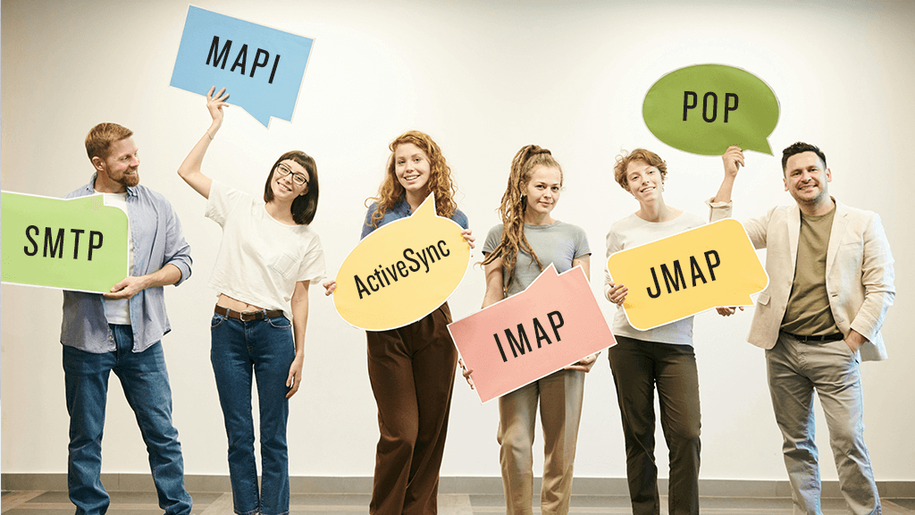 Des personnes tiennent des pancartes avec des noms de protocoles mails IMAP, JMAP, MAPI etc.